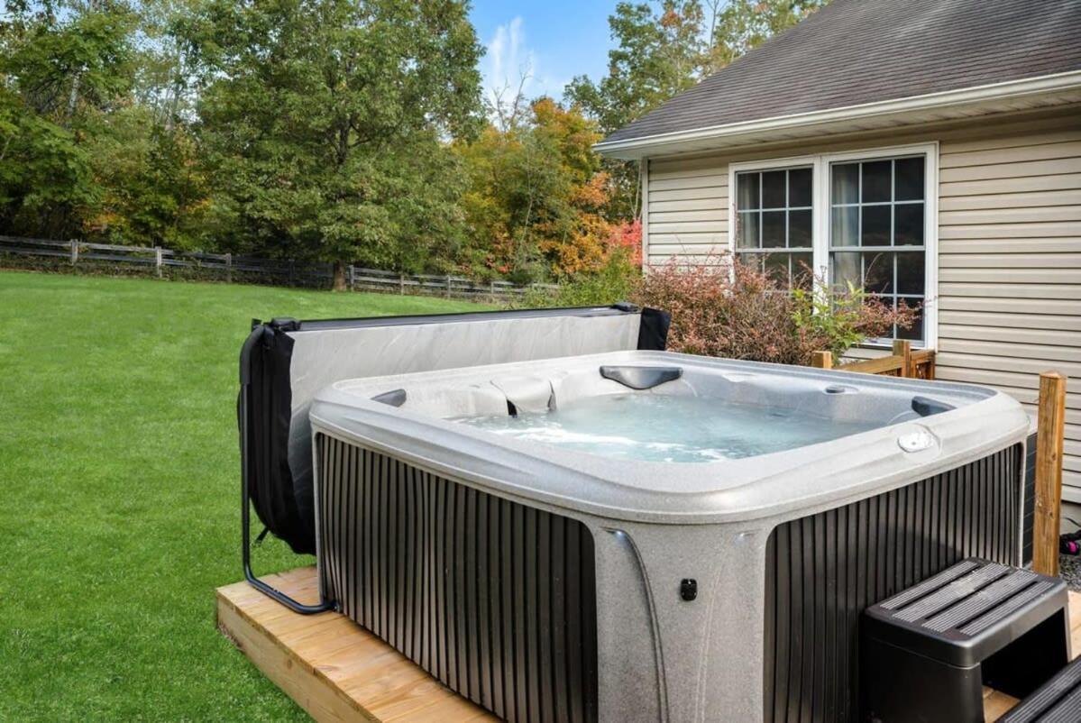 Modern Decor, Hot Tub, Fire Pit & River Access! Лурей Екстериор снимка